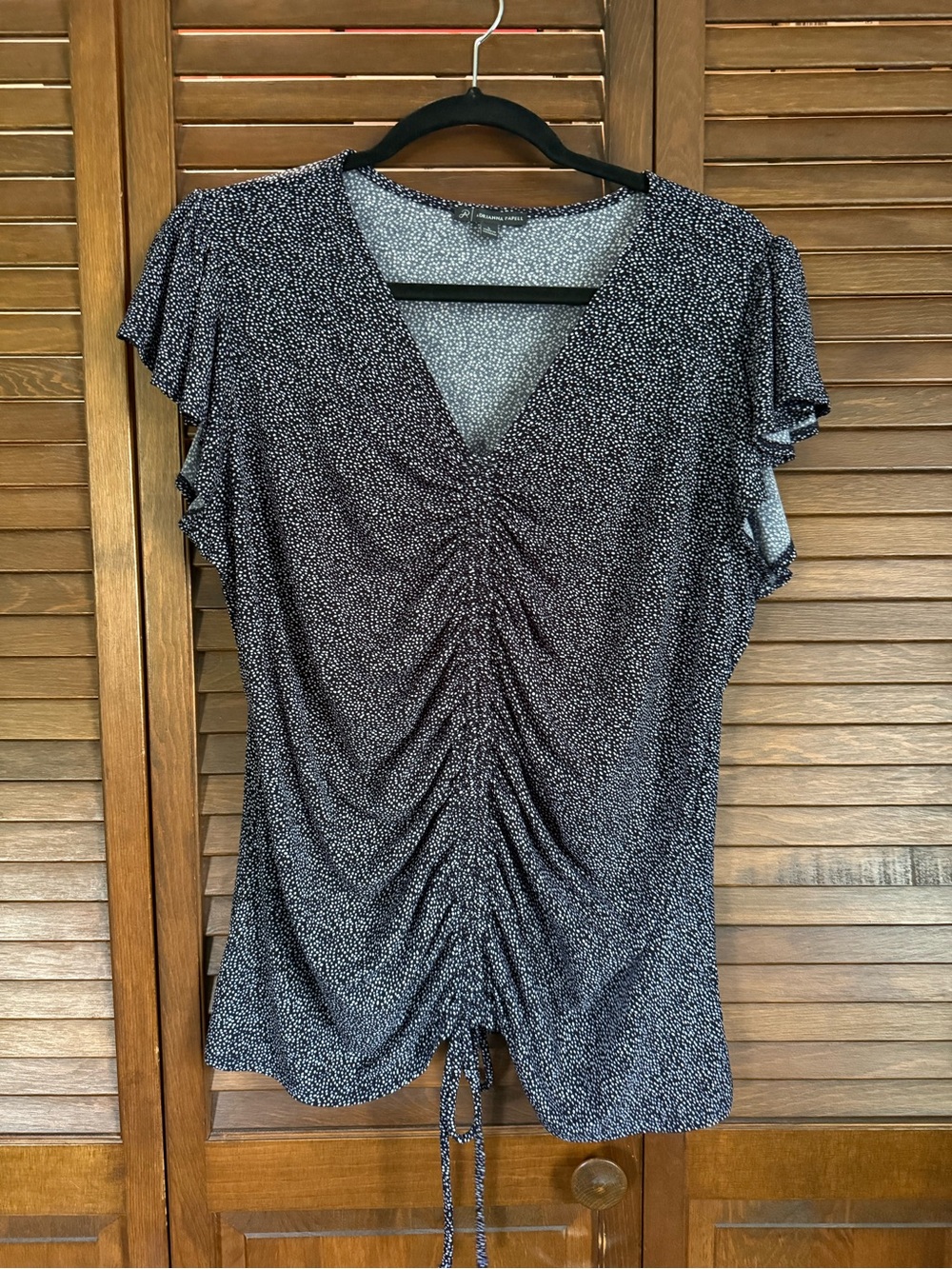 Adrianna Papell Black and White Ruched V-Neck Flutter Sleeve Top